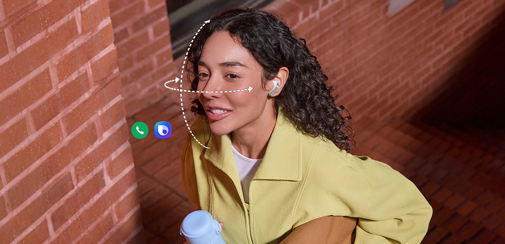 Slúchadlá Samsung Galaxy Buds4 biela Usmievavá žena so slúchadlami Samsung Galaxy Buds4 v ušiach a ilustrácií ovládanie gestami hlavou