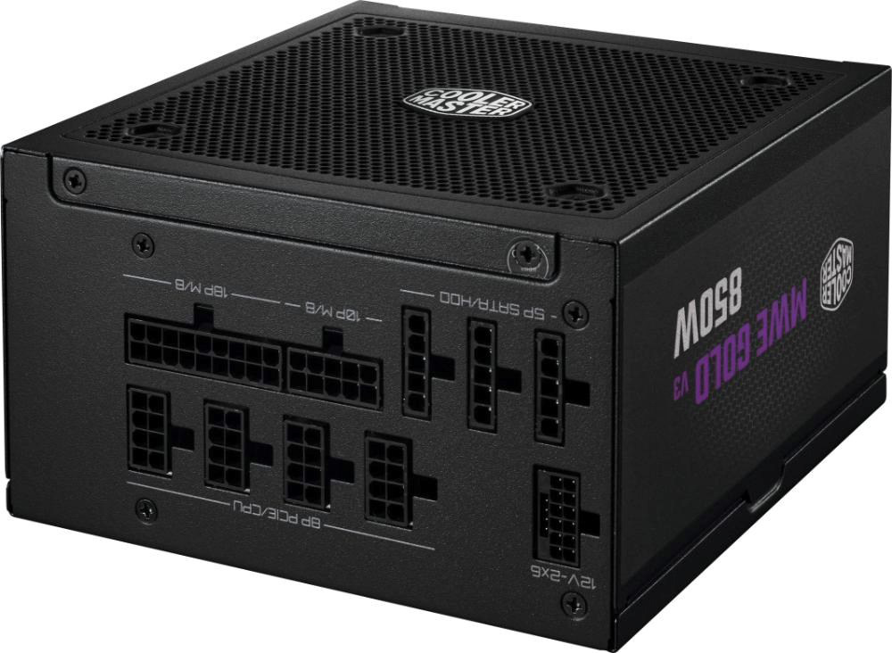 Na obrázku je zadná strana plne modulárneho napájacieho zdroja Cooler Master s konektormi na pripojenie kabeláže. Sú tu jasne oddelené porty pre základnú dosku, procesor, grafickú kartu SATA a periférie, takže je možné zapojiť len potrebné káble. Hore je veľká ventilačná mriežka s logom Cooler Master.