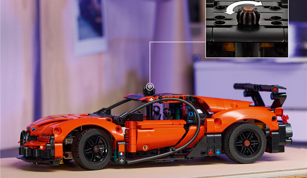 Stavebnica LEGO® Technic 42222 Hyperauto Bugatti Chiron Pur Sport Oranžová karoséria s čiernymi prvkami dáva modelu Bugatti Chiron Pur Sport výrazný športový vzhľad.