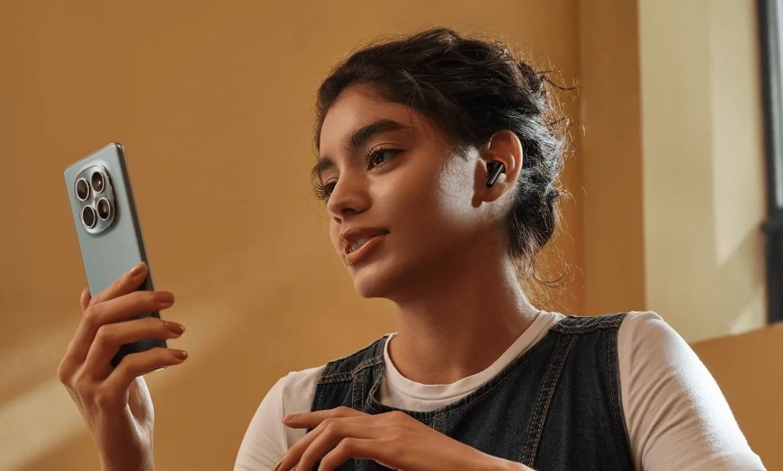 Slúchadlá Xiaomi REDMI Buds 8 Active modrá Žena sledujúca obsah v mobile so slúchadlami REDMI Buds 8 Active