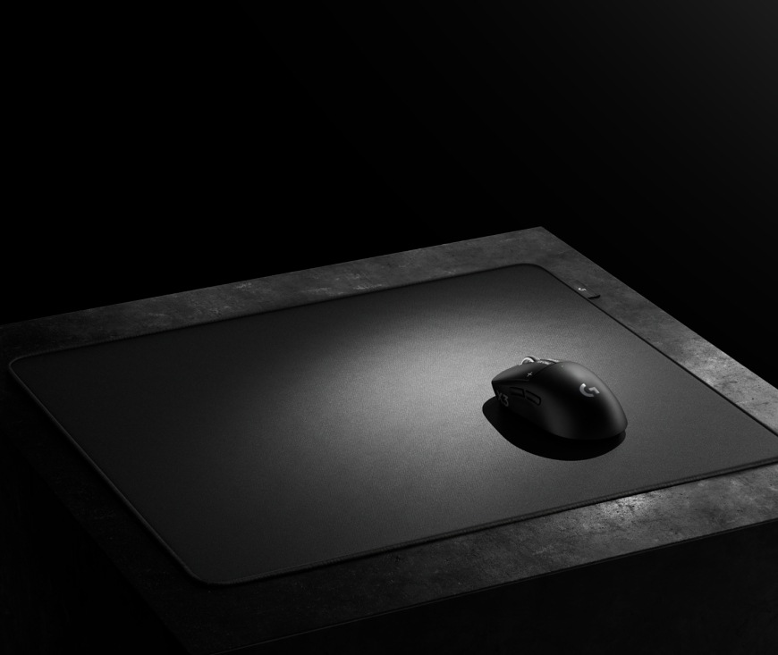 Podložka Logitech PRO X Control na stole s hernou myšou pripravenou na použitie