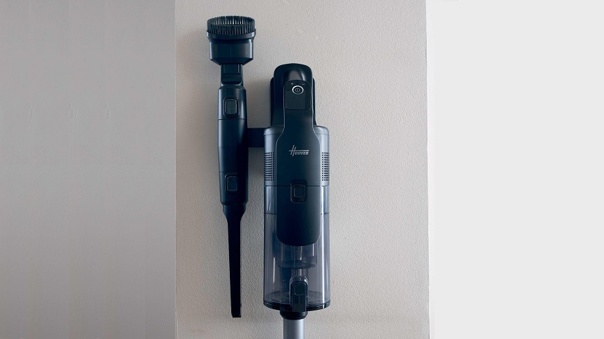 Tyčový vysávač Hoover HF610H 011 čierny/sivý HF610H 011 vysávač visí v nástennom držiaku
