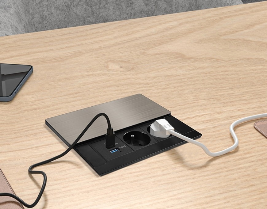 Zásuvkový modul Solight 2 zásuvky, USB-A, USB-C, PD 65W, s posuvným krytom, 2 m strieborný Zásuvkový modul Solight 2 zásuvky, USB-A, USB-C, PD 65W inštalovaný v pracovnom stole