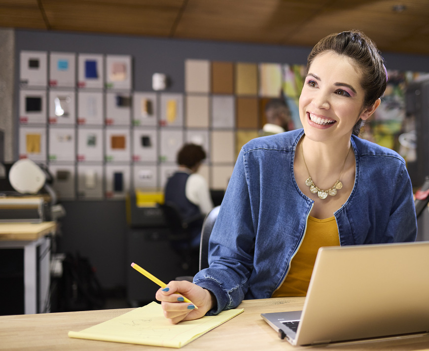 Študentka pracujúca na notebooku s USB-C úložiskom