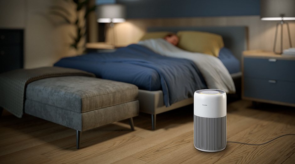 Čistička vzduchu Philips AC2220/10 2000 Series stojaca v spálni vedľa postele so spiacou ženou