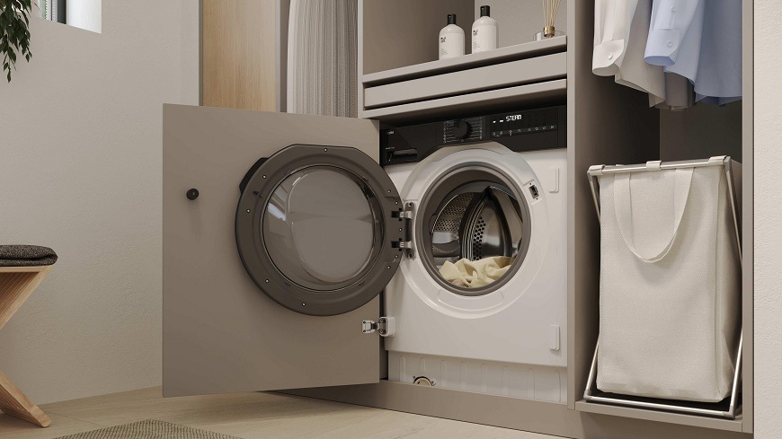 otvorená práčka Haier BHA6SD69M6DB9-S zabudovaná v skrini v práčovni