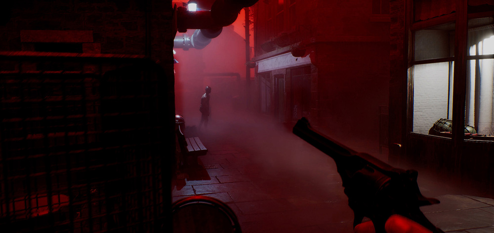 Záber z hry Silent Hill Townfall s ponurou uličkou zahalenou v červenom svetle a hmle. V diaľke silueta osoby s rukou držiacou revolver v popredí.