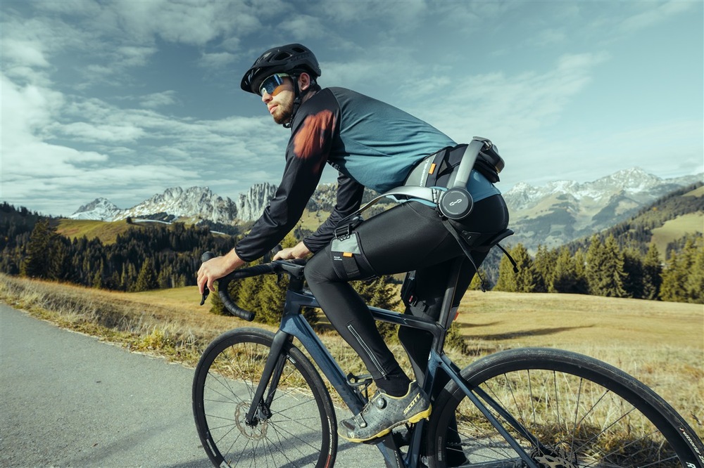 Detail muža na bicykli s exoskeletónom Hypershell X Go