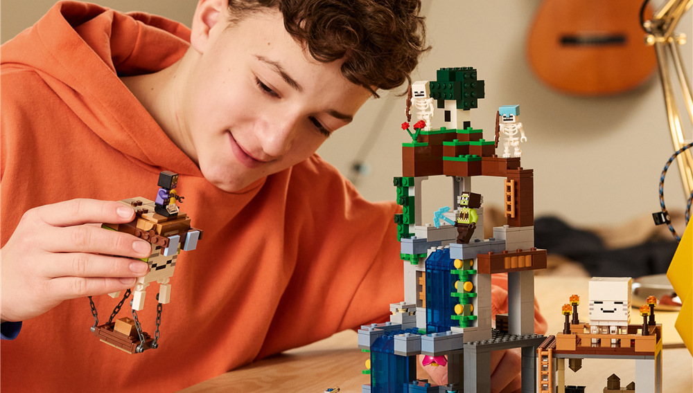 Stavebnica LEGO® Minecraft® 21597 Ďasí základna Šťastného ďasa možno premeniť pomocou helmy a člna na originálnu vzducholoď a model ďalej obmieňať.