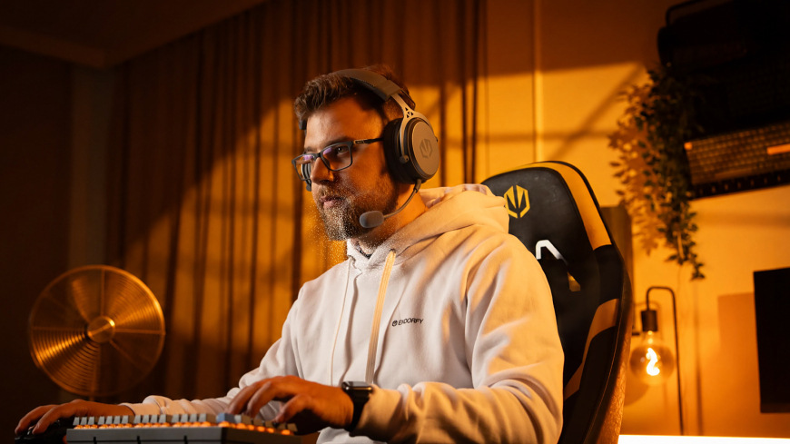 Headset ENDORFY VIRO Wireless Alt Grey sivý Hráč používajúci headset ENDORFY VIRO Wireless Alt Grey s mikrofónom pri hraní na počítači