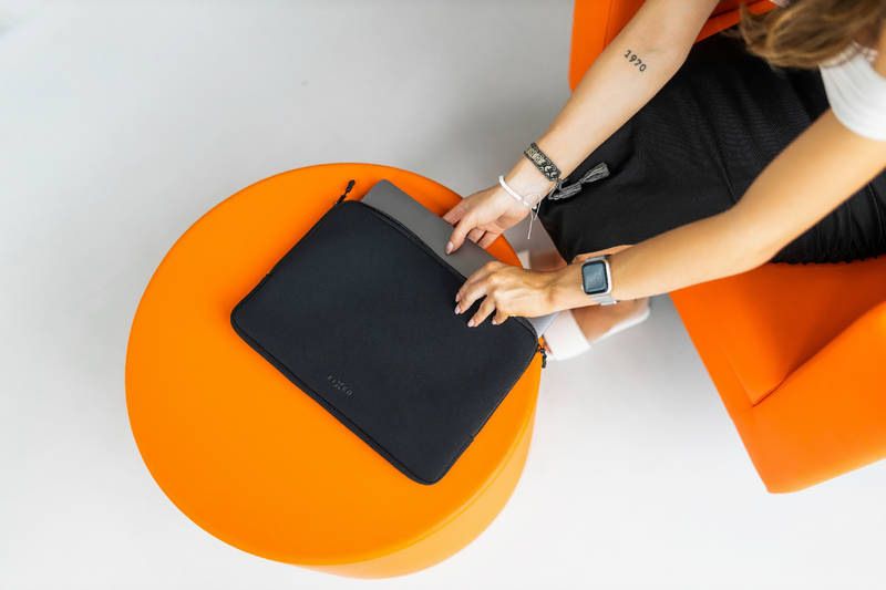 Puzdro na notebook FIXED Sleeve do 14" čierne FIXED Sleeve do 14