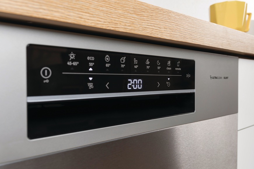 Umývačka riadu Gorenje G600 GI673B90X Detailný záber na predný ovládací panel vstavanej umývačky Gorenje GORGI673B90X.