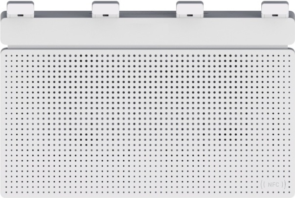 Router Xiaomi AX3000T biely Horný pohľad na biely router Xiaomi AX3000T. Väčšinu plochy tvorí perforovaná mriežka na odvetrávanie, hore sú vidieť sklopené antény a vpravo dole označenie NFC.