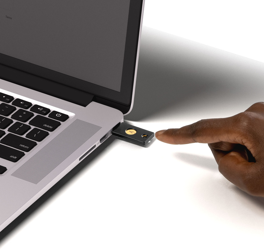 Bezpečnostný token Yubico YubiKey 5 NFC čierny Yubico YubiKey 5C NFC pripojený k notebooku