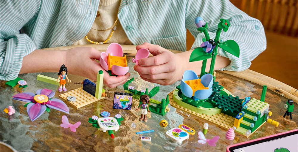 Stavebnica LEGO® Friends 42702 Kvietkový kolotoč s vílami Funkčný kvetinový kolotoč s otáčavými šálkami ponúka deťom zábavu aj ozdobu do izbičky.