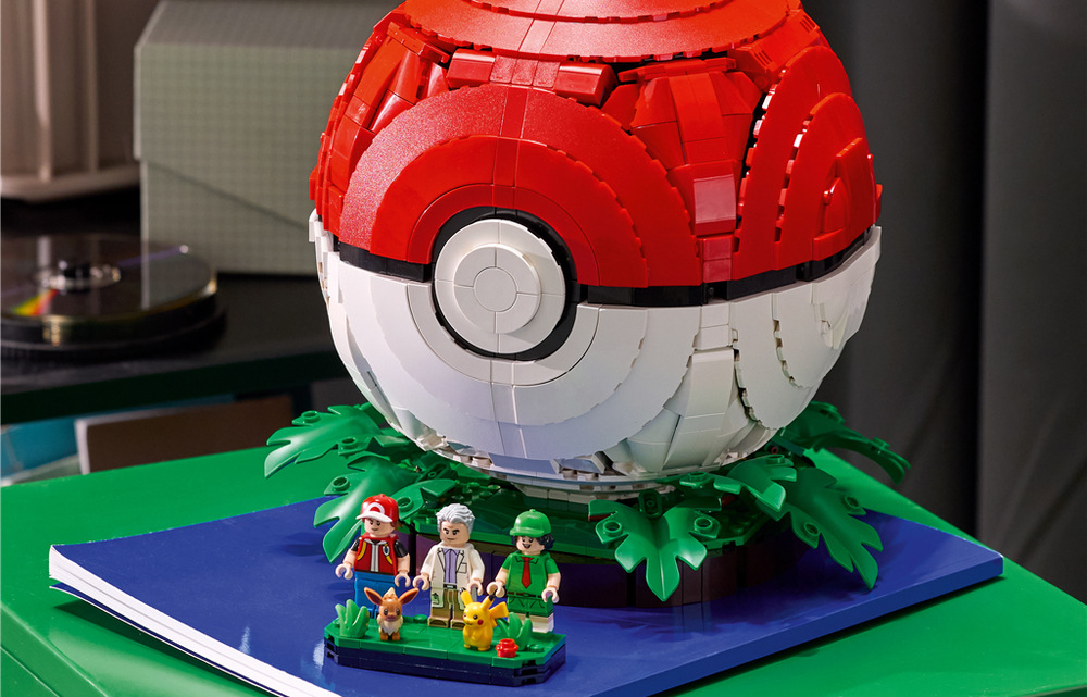 Red, Picnickerka, profesor Oak, Pikachu a Eevee spájajú päť známych postáv v jednom zberateľskom modeli.