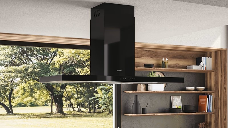 Odsávač pár Haier HATSI120BCS6BVOC čierny odsávač pár Haier HATSI120BCS6BVOC ID FEEL je inštalovaný v kuchyni nad ostrovčekom