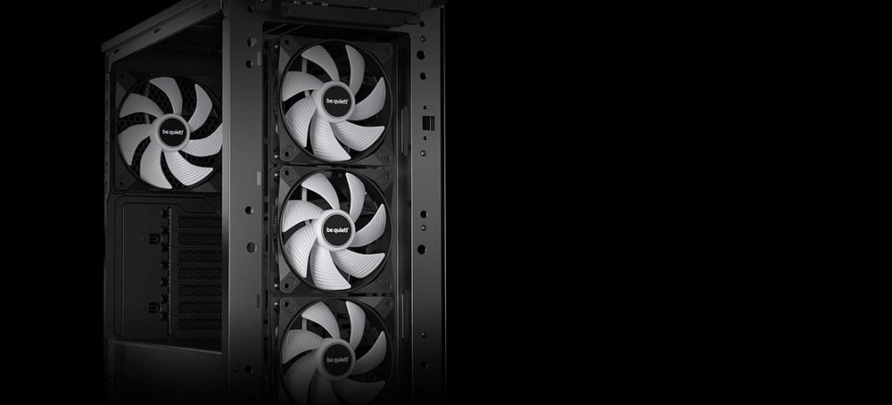 Case be quiet! PURE BASE 501LX čierna Tri veľké počítačové ventilátory s bielymi lopatkami a logom s nápisom „be quiet!“ sú zvisle namontované v oceľovej skrini na čiernom pozadí.