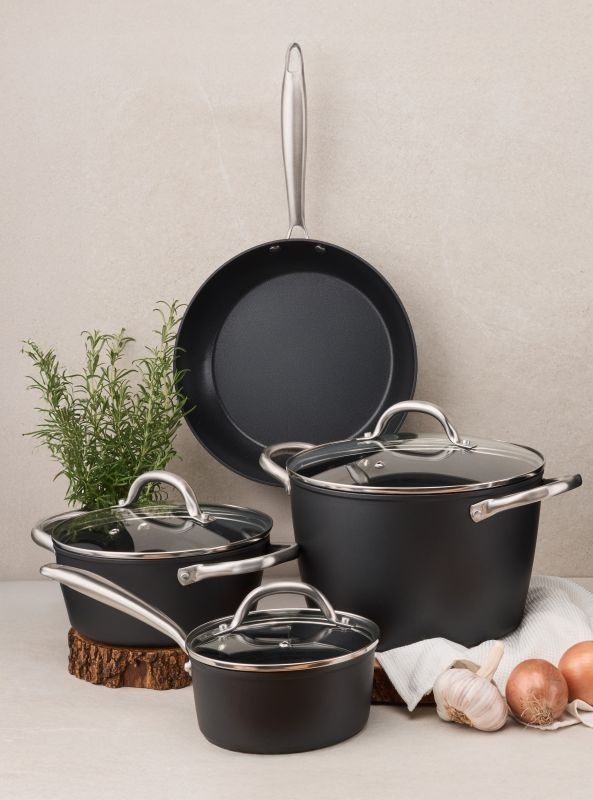 Súprava riadu s nepriľnavým povrchom ETA Ingot 8930 90000, v ktorej sa nachádza rajnica s pokrievkou s priemerom 16 cm, dva hrnce s priemerom 20 a 24 cm a panvica s priemerom 26 cm