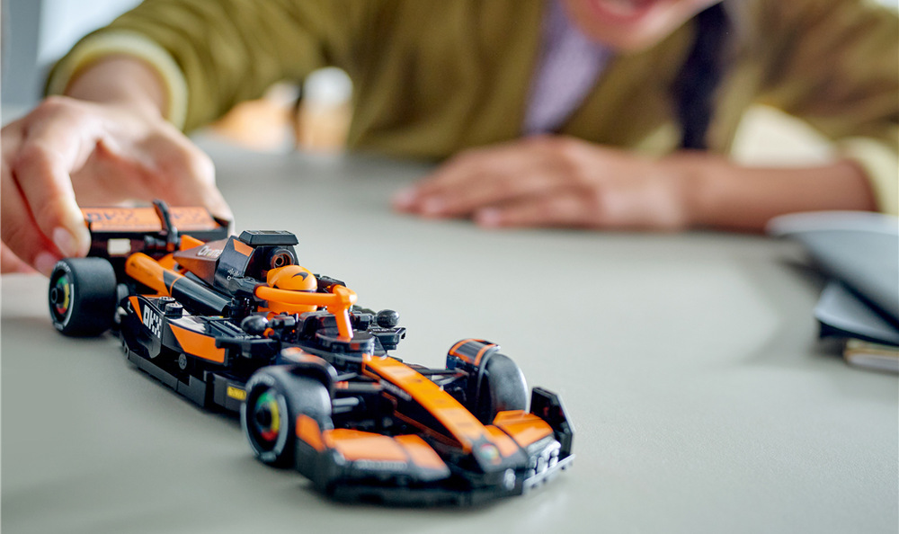 Stavebnica LEGO® Speed Champions 77251 Závodní auto McLaren F1® Team MCL38 Širšie zadné pneumatiky, nápisy Pirelli a autentické polepy dodávajú modelu výrazný závodný charakter.