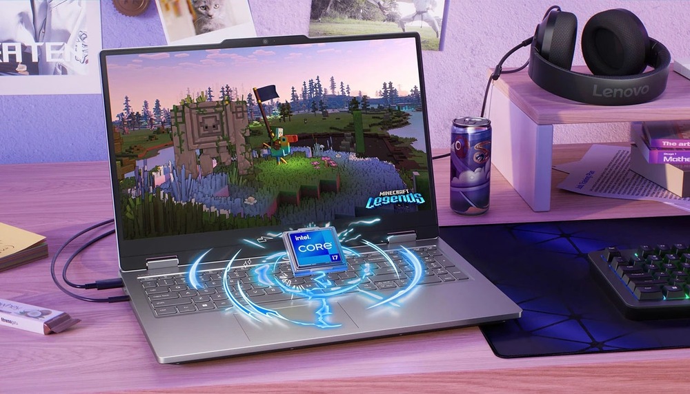 Herný notebook Lenovo LOQ pri hraní Minecraftu na pracovnom stole s vizualizáciou procesora Intel Core i7