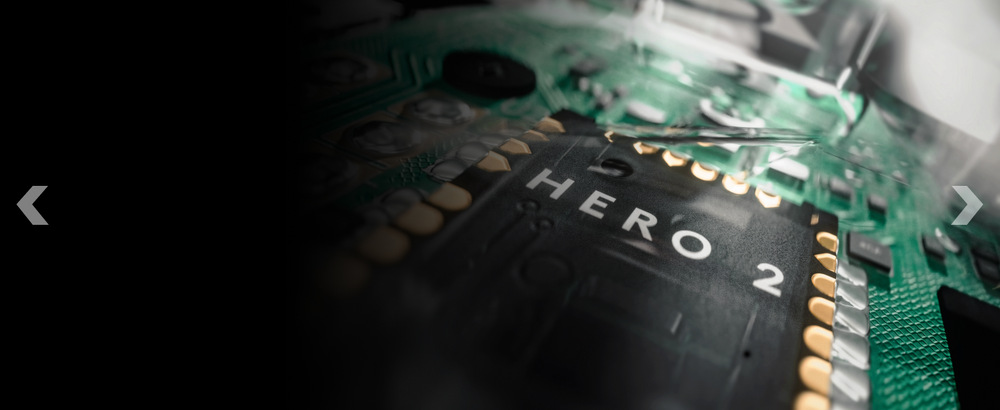 Myš Logitech G PRO X 2 Superstrike biela Detail senzora HERO 2 na základnej doske myši s informáciou o 8 kHz frekvencii odozvy, zrýchlenia a maximálnej rýchlosti snímania