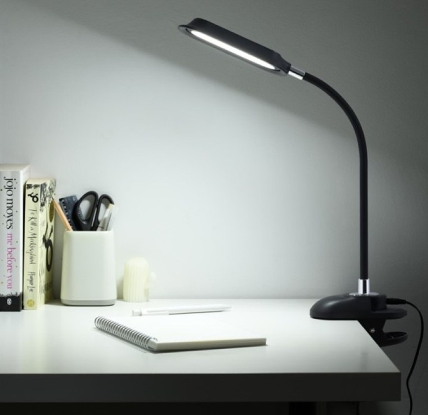 Stolná lampička IMMAX CLIP, 7,5 W, CCT, IP20 čierna Mobilná stolná LED lampička čiernej farby IMMAX CLIP pripnutá na dosku stola