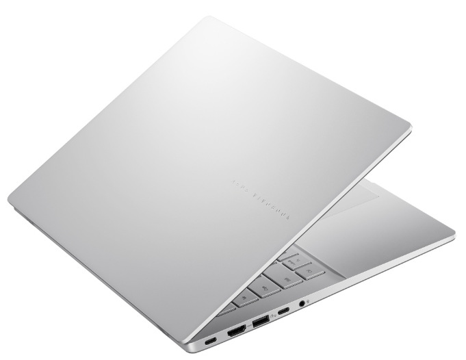 Zadná strana strieborného ASUS Vivobook S14 s konektormi na ľavom boku