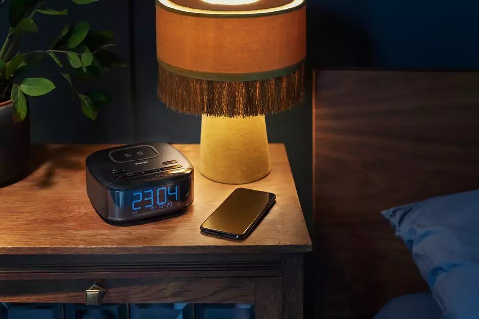 Rádiobudík Philips TAR7705 Qi čierny