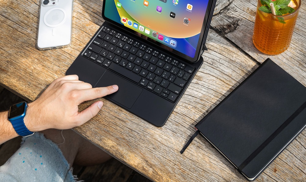 Puzdro s klávesnicou na tablet FIXED Typee na Apple iPad Pro 11" (2018-2022)/iPad Air 11" (2020/2022/2025)/ iPad Air M2/M3 CZ čierne