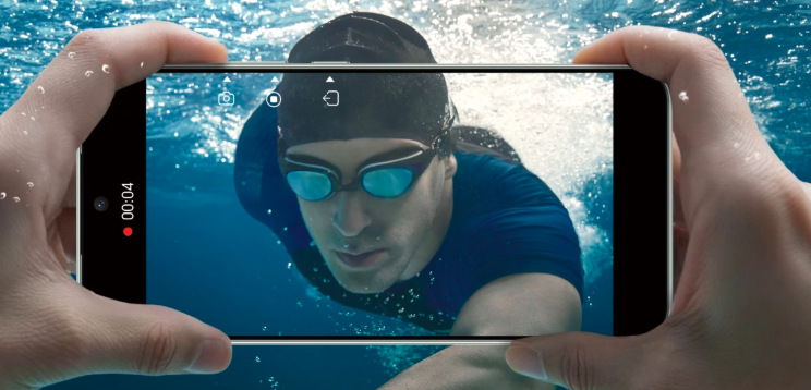 Mobilný telefón HONOR Magic8 Lite 5G pri podvodnom fotografovaní vďaka vysokej odolnosti