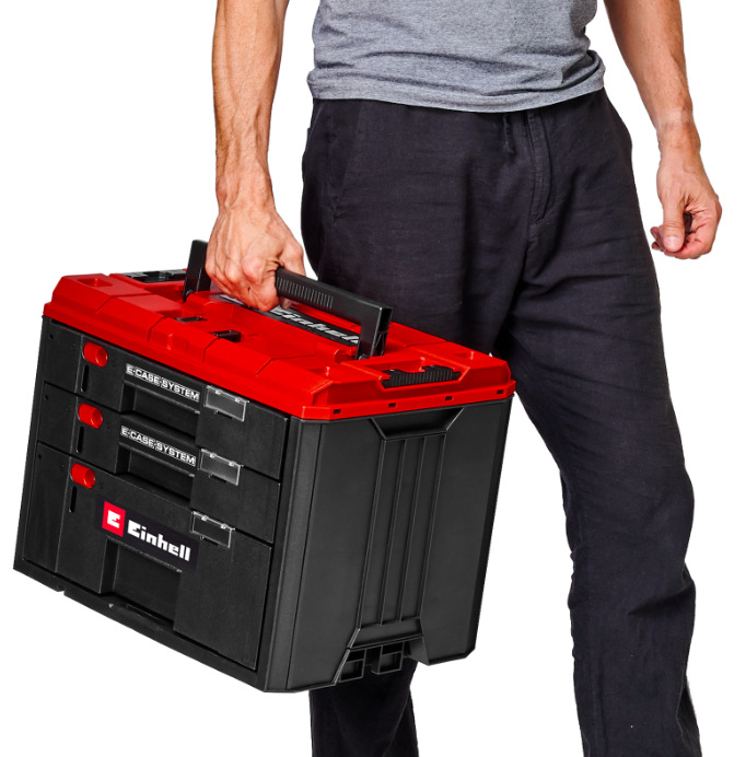 Box na náradie Einhell Expert E-Case 4540047 Muž nesie box na náradie Einhell E-Case 4540047 za ergonomické madlo