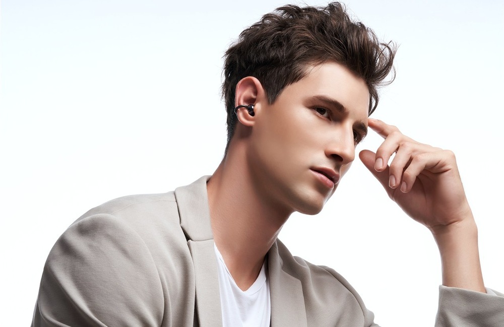 Slúchadlá HONOR CHOICE Earbuds Clip čierna Zamyslený muž so slúchadlom Earbuds Clip v uchu
