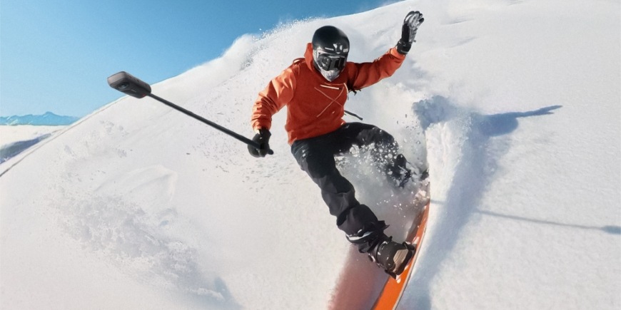 Outdoorová kamera Insta360 X5 Ski Bundle čierna Muž idúci na snowboarde má kameru Insta360 X5 upevnenú na selfie tyči
