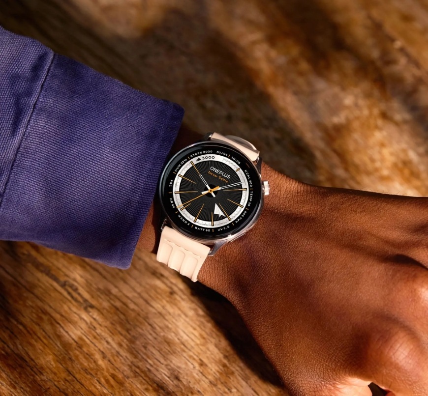 Mužské zápästie s hodinkami OnePlus Watch Lite, ktoré sú dobre čitateľné