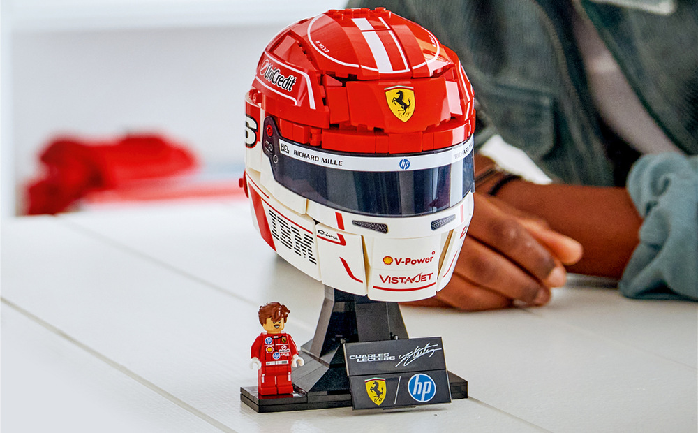 Stavebnica LEGO® Editions 43014 Prilba Charles Leclerc zo Scuderia Ferrari HP Minifigúrka Charlesa Leclerca a ceduľka s jeho podpisom dopĺňajú helmu a dodávajú výstavnému modelu osobitý charakter.
