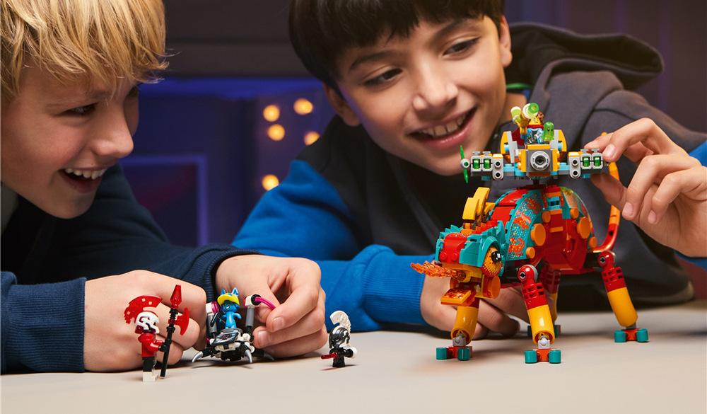 Ohnivého chameleóna možno prestavať na tryskáč s minirobotom, takže akčné dobrodružstvá získajú nový smer.