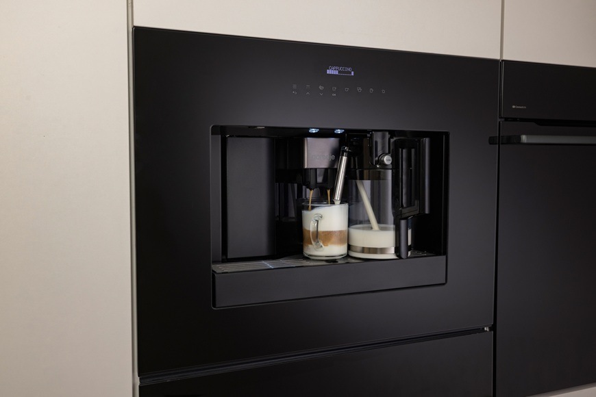 Espresso Gorenje G800 CM4G8BG čierna S kávovarom Gorenje CM4G8BG prípravíte nadýchanú penu počas chvíľky. Na obrázku je zabudovaný kávovar zabudovaný a pripravuje cappuccino s lahodnou penou.