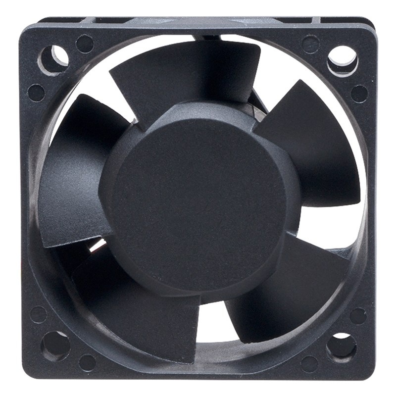 Ventilátor AKASA Black, 40 × 20 mm, čierna farba.