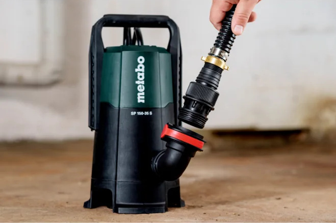 Čerpadlo ponorné Metabo SP 150-35 S Pripájanie hadice k výtlačnému hrdlu ponorného čerpadla Metabo.