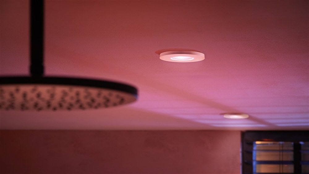 Detail iluminácie kúpeľne pomocou RGB svietidla Philips Xamento Hue