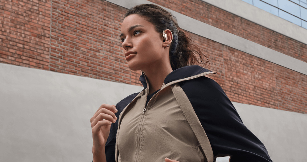 Slúchadlá Xiaomi OpenWear Stereo Pro sivá Žena ide po ulici so slúchadlami Xiaomi OpenWear Stereo Pro