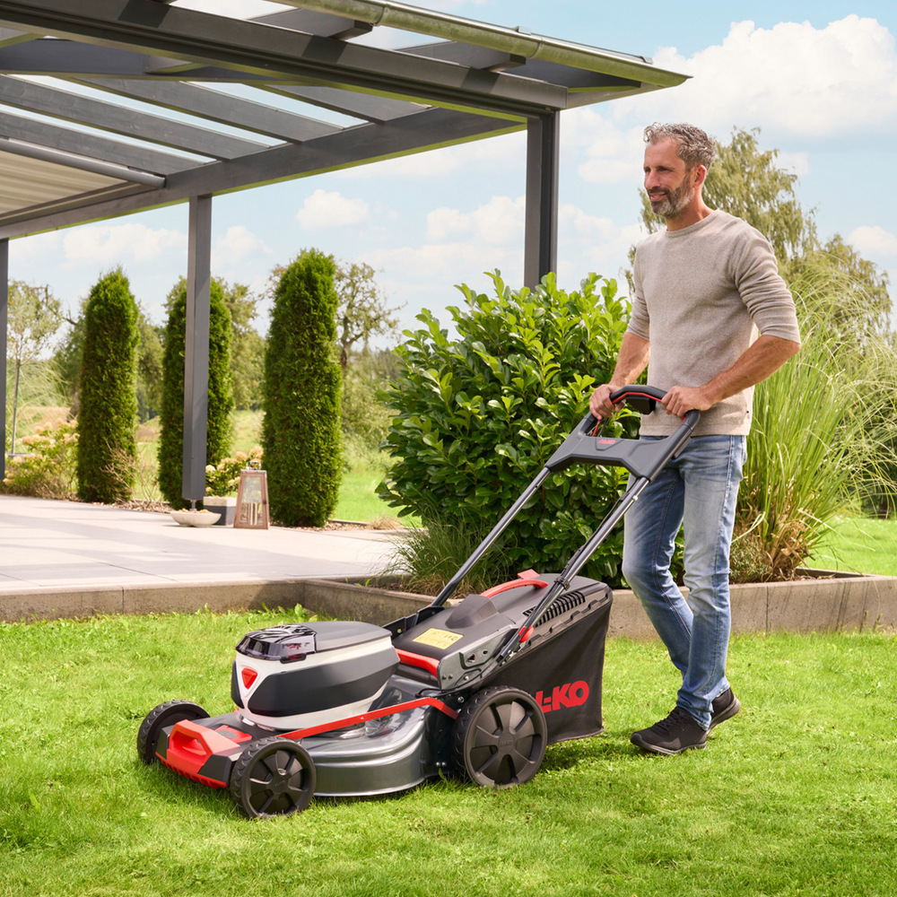 Kosačka AL-KO 51.6 LI SP COMFORT (s baterií) Muž kosí pomocou kosačky Al-KO