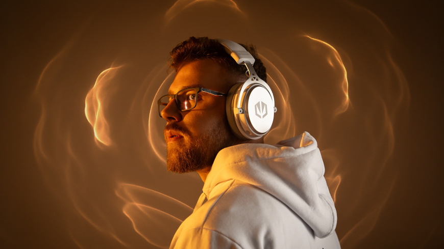 Headset ENDORFY VIRO Wireless Onyx White biely Užívateľ s nasadeným headsetom ENDORFY VIRO Wireless a grafickým znázornením priestorového zvuku