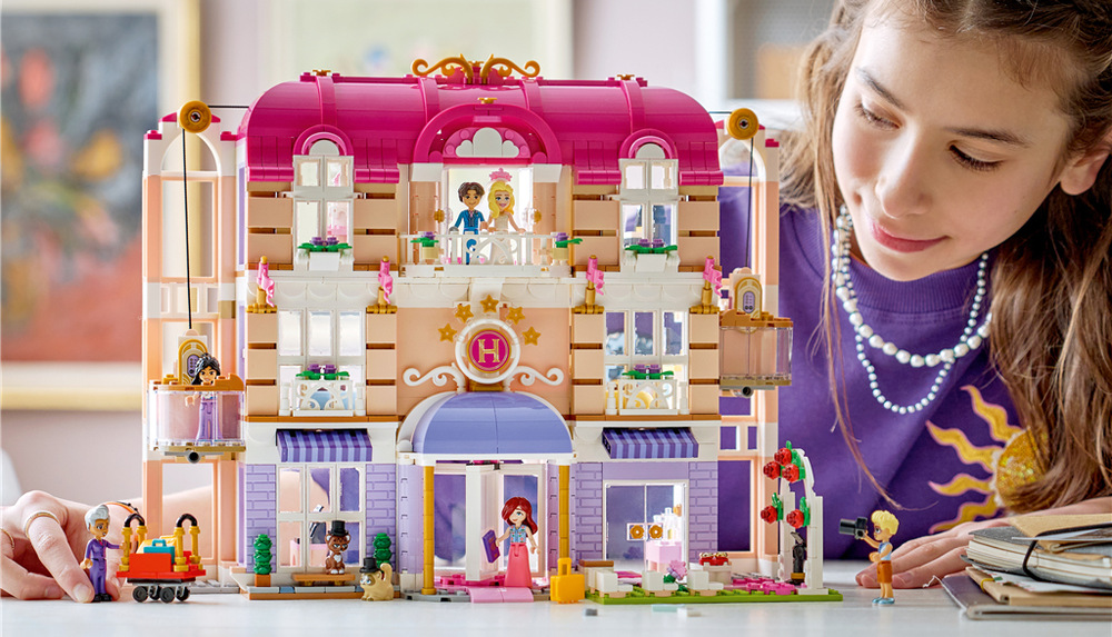 Stavebnica LEGO® Friends 42704 Grandhotel v mestečku Heartlake Veľký hotel v Heartlake City ponúka niekoľko poschodí, funkčné výťahy a rozmanité možnosti pre každodenné hranie.