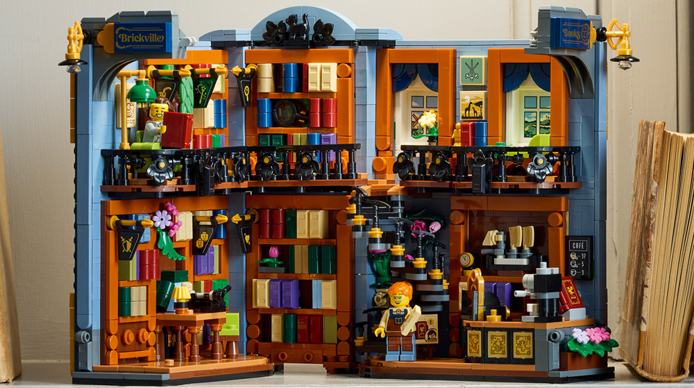 Stavebnica LEGO® Icons 11379 Knižní zarážka: Knihkupectví Pracovný kút, čitateľské zákutia a literárne odkazy v podobe pohára, lupiny či čiernej mačky spestrujú model.