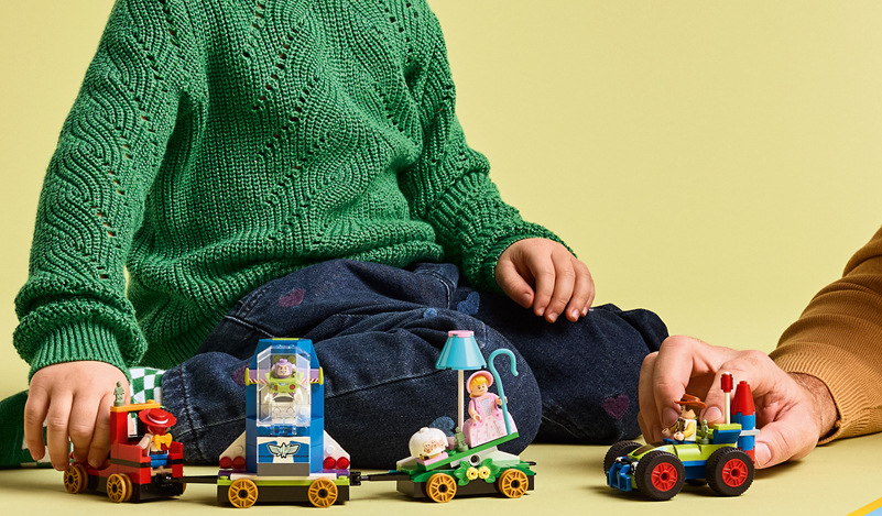 Stavebnica LEGO® │ Disney a Pixar 43264 Slávnostný vláčik a Autíčko z Toy Story Vláčik s hojdačkou a vesmírnym vagónom mení slávnostný sprievod na dobrodružnú výpravu.