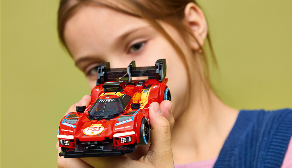 Stavebnica LEGO® Speed Champions 77261 Ferrari 499P Zadné krídlo, prívod vzduchu a pneumatiky Michelin dodávajú modelu realistický závodný vzhľad.