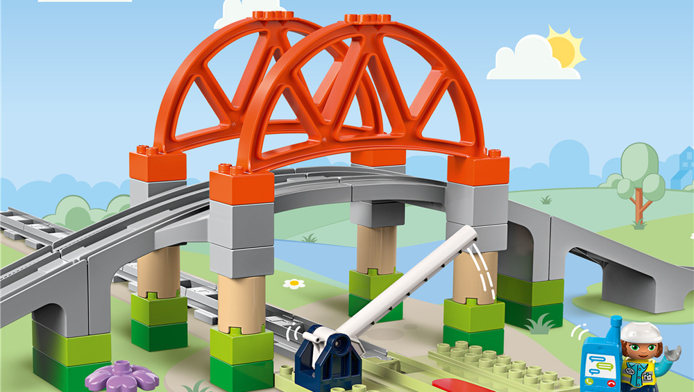 Stavebnica LEGO® DUPLO® 10426 Železniční most a koleje – rozšiřující sada Rozširujúca sada so 42 dielikmi je vhodná od dvoch rokov a ponúka malým železničiarom množstvo možností pre kreatívne hranie.