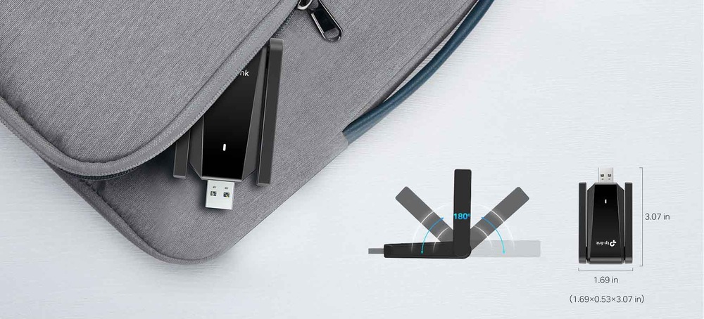 Wi-Fi adaptér TP-Link Archer TX30U Plus čierny USB Wi-Fi adaptér čiastočne zasunutý do šedého batohu, ktorý ukazuje jeho prenosnosť. Vedľa neho sú schémy znázorňujúce otáčanie antény adaptéra a jeho rozmery.